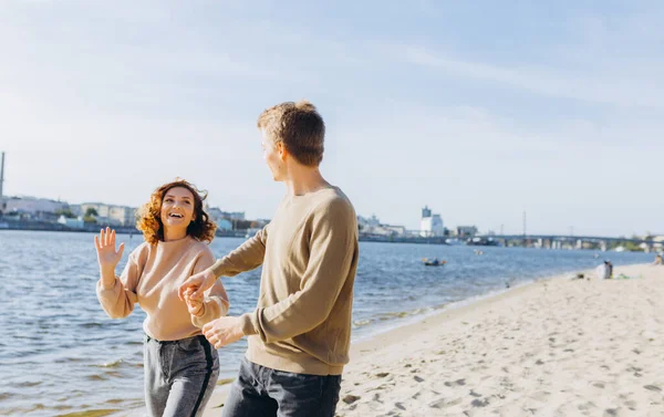 Dois Jovens Apaixonados Correr Praia Eles Sorriem Para Outro Belo — Fotografia de Stock