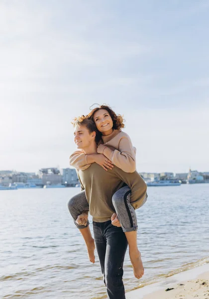 Glada Unga Par Som Går Stranden Snygg Kille Bär Tjej — Stockfoto