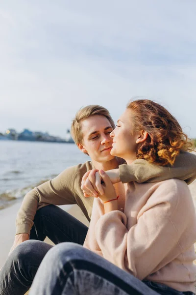 Ett Kärleksfullt Par Har Roligt Skrattar Kramar Varandra Och Njuter — Stockfoto