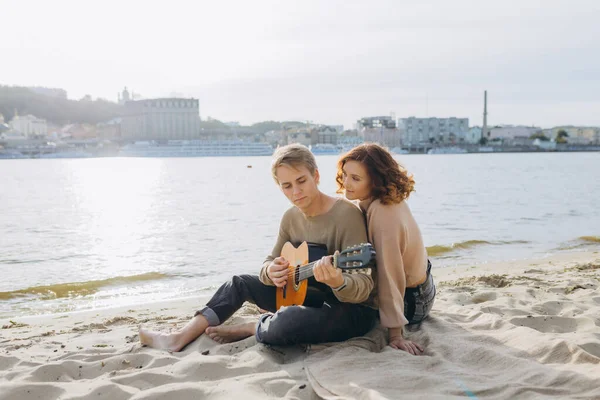 Homem Flertando Tocar Guitarra Enquanto Uma Menina Olha Para Ele — Fotografia de Stock