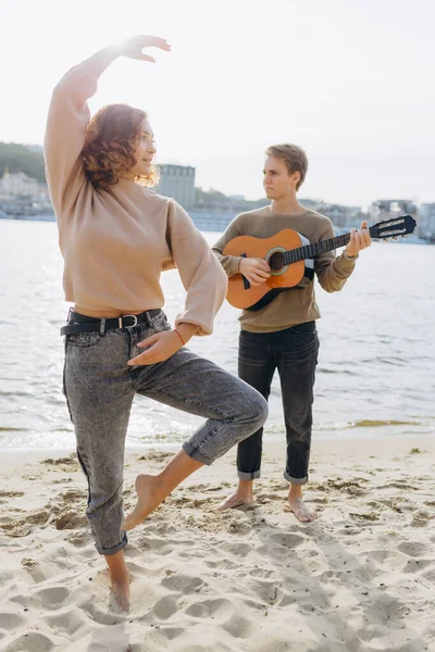 Homem Flerta Numa Guitarra Uma Rapariga Dança Para Ele Mar — Fotografia de Stock