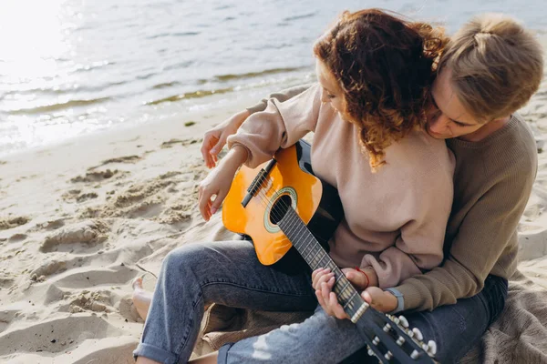 Jovem Ensinar Namorada Tocar Guitarra Autodidata Casal Apaixonado Divertindo Praia — Fotografia de Stock