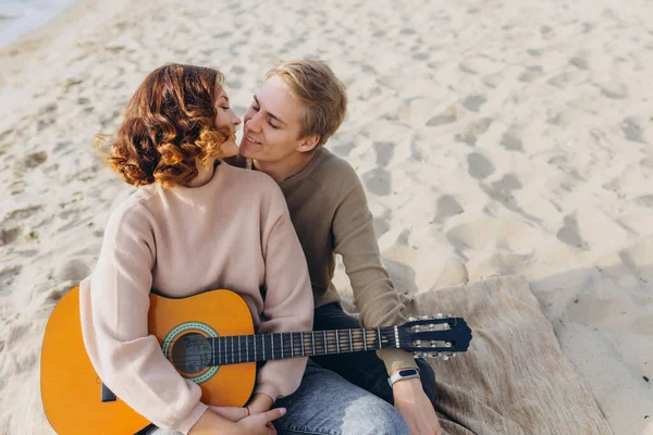 Ung Kille Som Lär Sin Flickvän Att Spela Gitarr Självlärd — Stockfoto