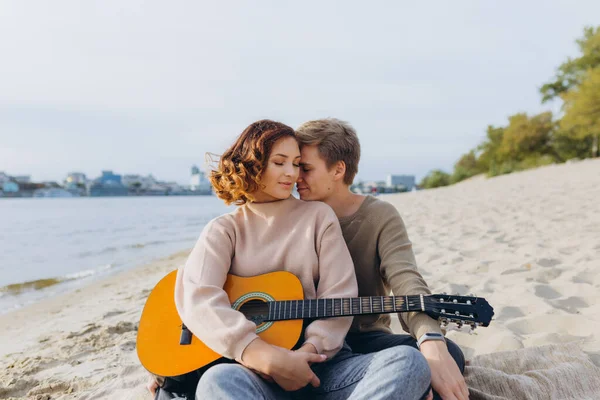 Jovem Ensinar Namorada Tocar Guitarra Autodidata Casal Apaixonado Divertindo Praia — Fotografia de Stock