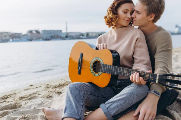 Ung Kille Som Lär Sin Flickvän Att Spela Gitarr Självlärd — Stockfoto