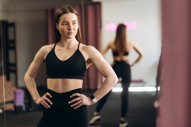 Güzel bir kızın portresi. Spor salonundaki kız. Kameraya bakıyorum. Fitness Sporları