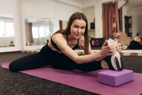 Underbar Smal Flicka Klädd Svart Sport Topp Och Tights Gör — Stockfoto