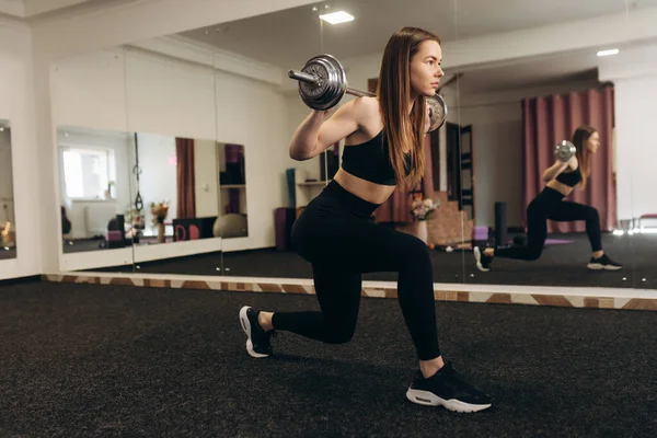 점심을 운동복을 근육질의 여자가 어두운 속에서 체육관에서 다리를 훈련시키고 육체미 — 스톡 사진