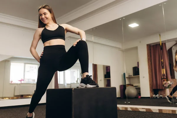 Kvinnliga Träningsben Hoppar Kuben Begreppet Gym Och Fitness — Stockfoto