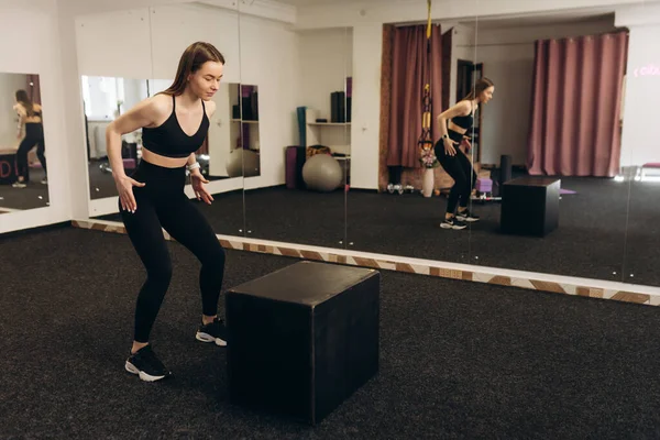 Kvinnliga Träningsben Hoppar Kuben Begreppet Gym Och Fitness — Stockfoto