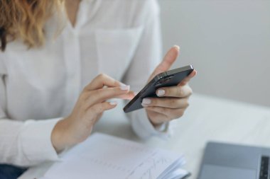 Elinde bir telefonun yakın plan portresi.