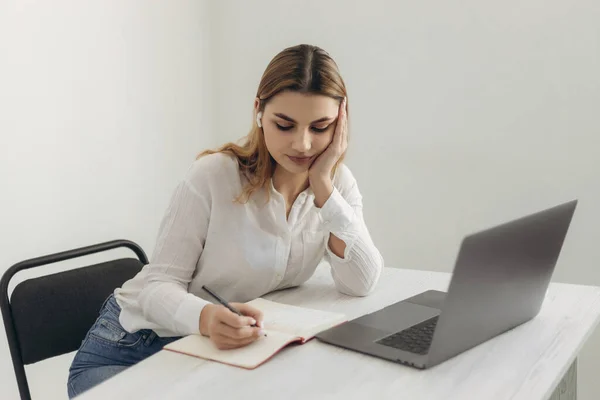 Een Jong Mooi Meisje Hoofdtelefoon Leert Met Internetchat Een Skype — Stockfoto