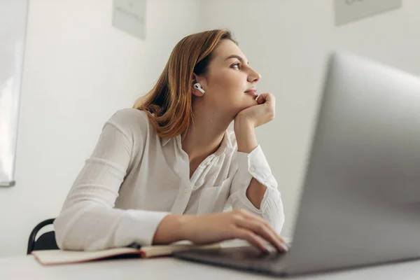 Een Verveelde Jonge Vrouw Zit Aan Haar Bureau Thuis Kijkt — Stockfoto