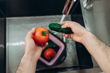 Mutfakta sebze yıkıyorum. Salatalık Domatesler