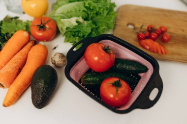 Masada yemek pişirmek için. Domates. Havuç. Avokado