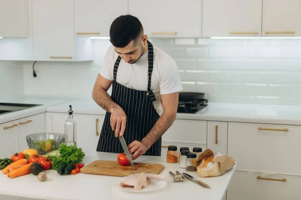 Portrait Handsome Man Kitchen Man Dressed Black Apron Chop Vegetables — Stock Photo, Image