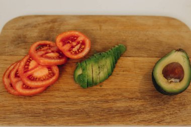 Tost ve avokado mutfakta. Kahvaltı hazırlıyorlar.