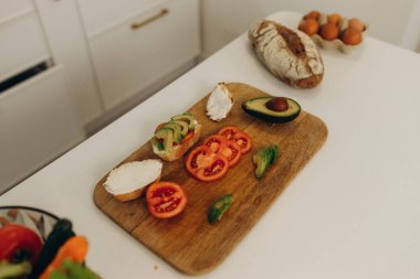 Tost ve avokado mutfakta. Kahvaltı hazırlıyorlar.