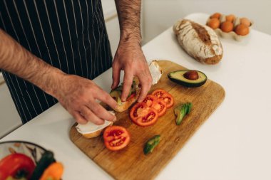 Tost ve avokado mutfakta. Kahvaltı hazırlıyorlar.