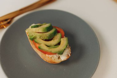 Tost ve avokado mutfakta. Kahvaltı hazırlıyorlar.