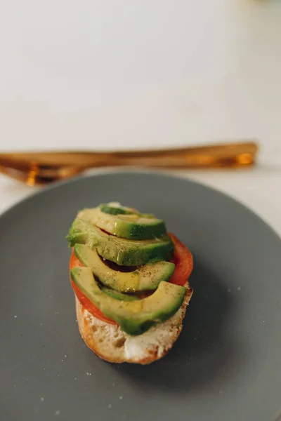 Toast Mit Avocado Der Küche — Stockfoto