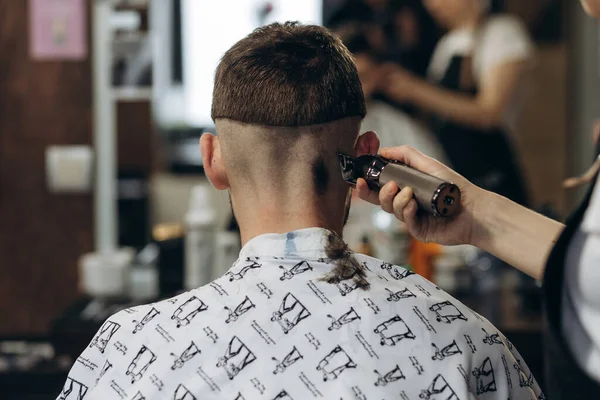 Back View Men Beauty Salon Men Haircut Barbershop Professional Hairdresser — Stock Photo, Image