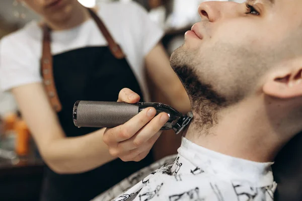 Man Getting His Beard Trimmed Electric Razor Shaving Beard Barbershop — Stock Photo, Image