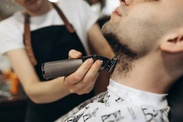 Een Man Die Zijn Baard Laat Bijknippen Met Elektrisch Scheermes — Stockfoto