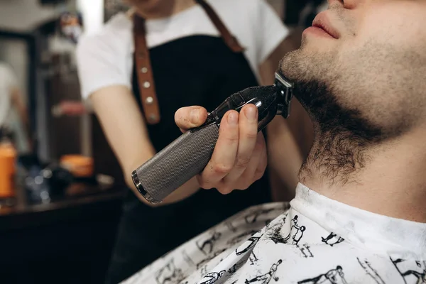 Man Getting His Beard Trimmed Electric Razor Shaving Beard Barbershop — Stock Photo, Image
