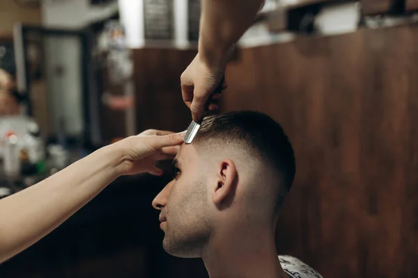 Hombre Consiguiendo Corte Pelo Barbería — Foto de Stock