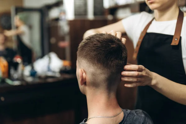 Tilføjelse Voks Til Udseendet Vandret Skud Barber Giver Frisure Til - Stock-foto