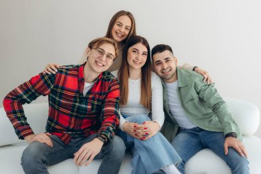 Evde eğlenmek ve birlikte zevk arkadaş grubu portresi