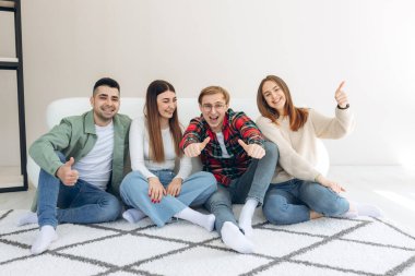 Evde eğlenmek ve birlikte zevk arkadaş grubu portresi