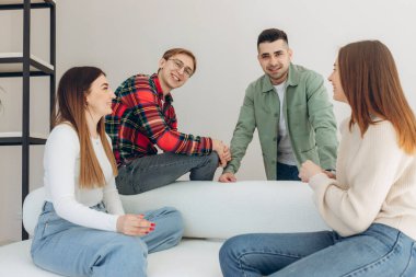 Evde konuşan bir grup insan.