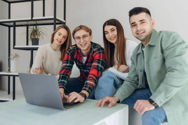 Bir grup arkadaş dizüstü bilgisayardan bir şeye bakıyor.