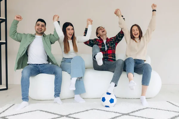 Щасливі Друзі Або Шанувальники Футболу Дивляться Футбол Телевізору Емоційно Відзначають — стокове фото