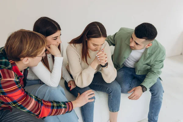 Üzülmene gerek yok. Bir grup arkadaş üzgün bir arkadaşı memnun eder ve ona destek olur.