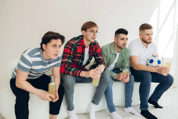 Televizyonda futbol maçı izleyen bir grup arkadaş. Futbol hayranları