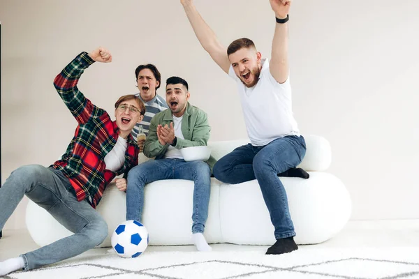 Щасливі Друзі Або Шанувальники Футболу Дивляться Футбол Телебаченні Святкують Перемогу — стокове фото