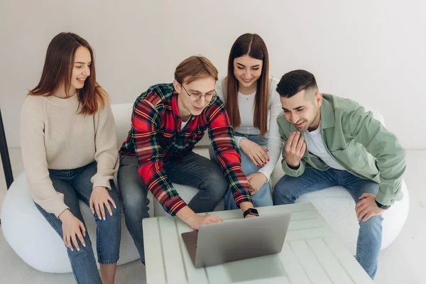 Bir grup arkadaş dizüstü bilgisayardan bir şeye bakıyor.