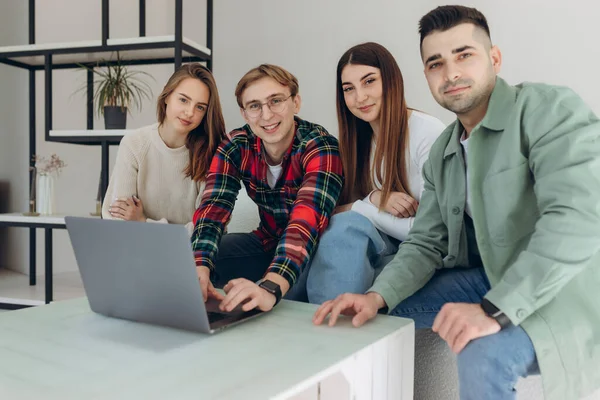 Bir grup arkadaş dizüstü bilgisayardan bir şeye bakıyor.