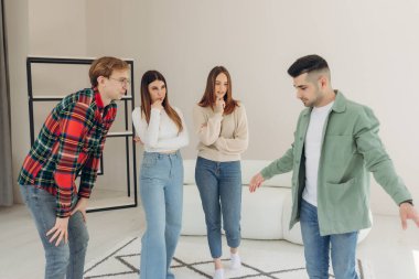 Genç, çekici bir arkadaş grubu toplantı boyunca mutlu insanlarla konuşuyor ve gülüyor, evde duruyor, eğleniyor ve birlikte boş zamanlarında oyun oynuyorlar..