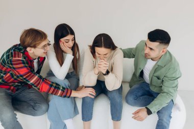 Üzülmene gerek yok. Bir grup arkadaş üzgün bir arkadaşı memnun eder ve ona destek olur.