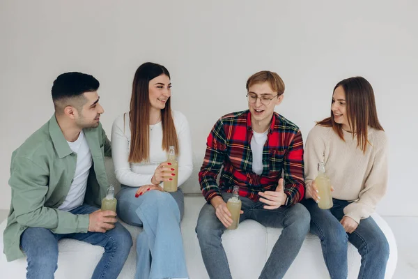 evde konuşmaya içecekler ile mutlu arkadaş grubu