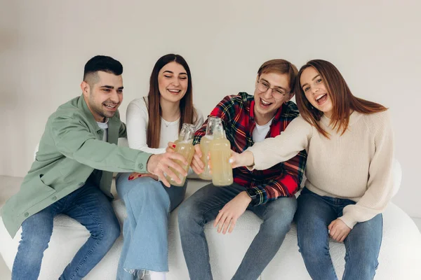 Bir ev partisi bira ile toasting arkadaşlar