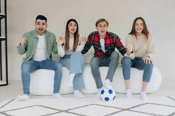 Mutlu arkadaşlar ya da futbol taraftarları televizyonda futbol izleyip duygusal olarak zaferi evde kutluyorlar. Arkadaşlık, spor ve eğlence kavramı