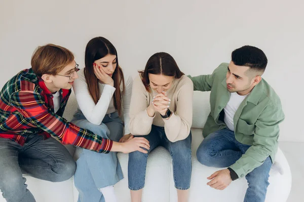 Üzülmene gerek yok. Bir grup arkadaş üzgün bir arkadaşı memnun eder ve ona destek olur.