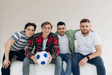 Televizyonda futbol maçı izleyen bir grup arkadaş. Futbol hayranları