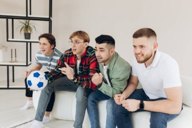 Televizyonda futbol maçı izleyen bir grup arkadaş. Futbol hayranları