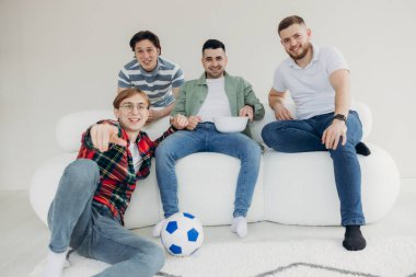 Televizyonda futbol maçı izleyen bir grup arkadaş. Futbol hayranları